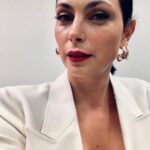 Morena Baccarin Instagram - Throwback to Elena’s (@morenabaccarin) look in Episode 3: Bury the Lede! @GabrielaHearst suit, @MaisonValentino cape & heels! All details tagged 🤍 Don’t miss the latest episode of @nbcendgame tonight at 10pm on @nbc! 👀 #theendgamenbc #theendgame New York City, N.Y.
