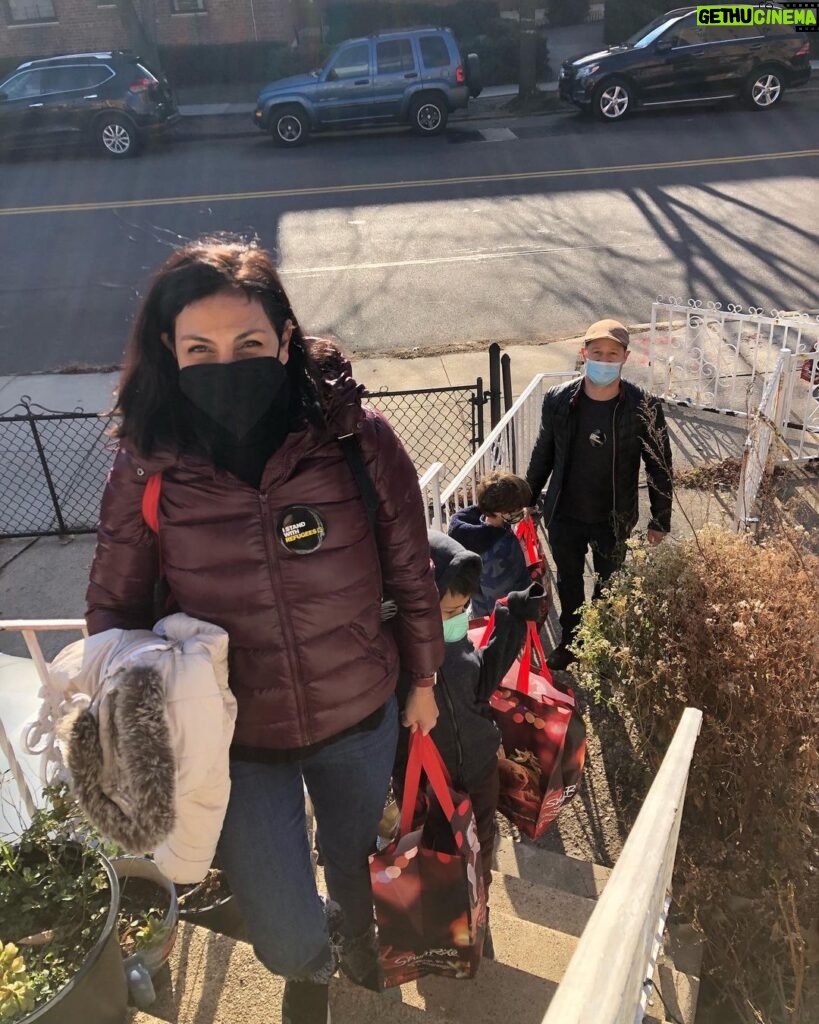 Morena Baccarin Instagram - Through the @Rescueorg, Ben and I had the pleasure of welcoming a new Afghan family to New York with some groceries to help them get settled in. I met their 2 month old baby and feel very grateful as a fellow immigrant to be able to give back a little. Join me in supporting this wonderful organization + newly arrived refugees by clicking the link in my bio. Happy Holidays everyone!