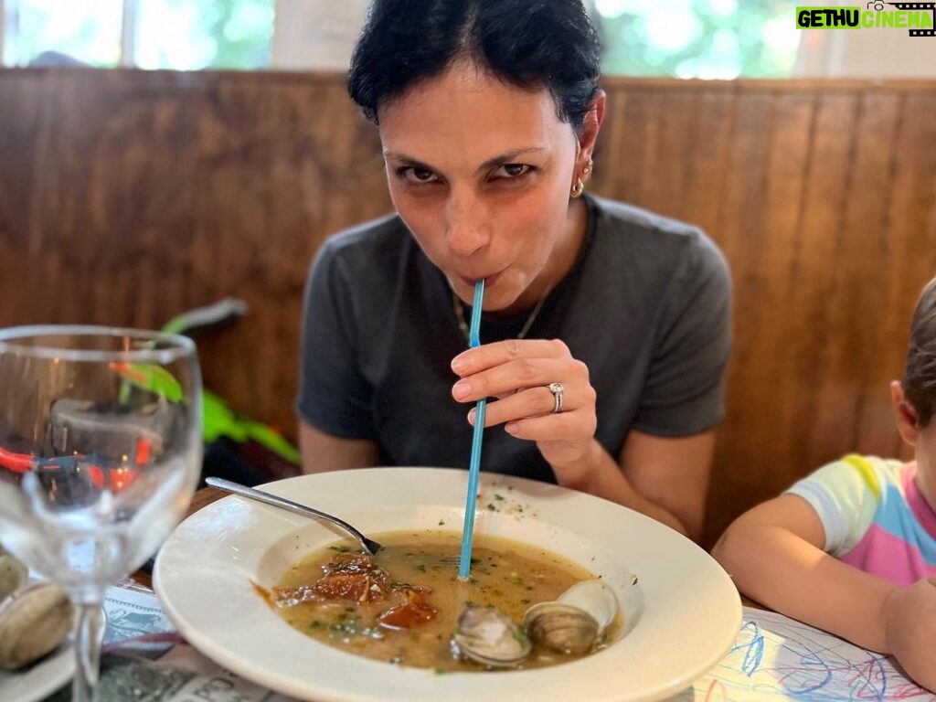 Morena Baccarin Instagram - How do YOU slurp the jus when the bread is gone?🤷🏻‍♀️ 📸 :@stufankjian