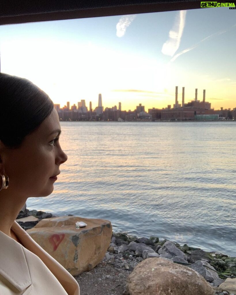 Morena Baccarin Instagram - A room with a view. 🎥