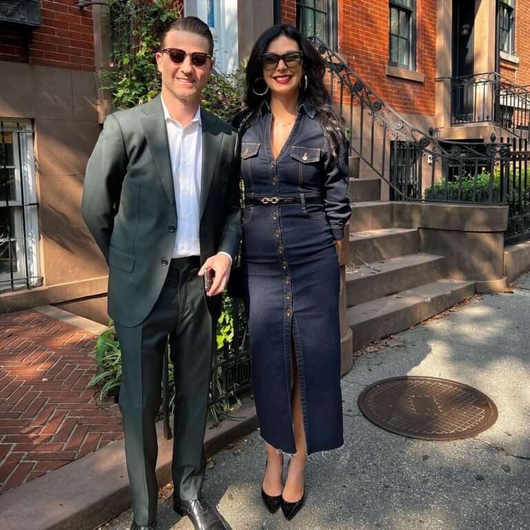Morena Baccarin Instagram - On a date with a NY Times best selling author. Congratulations baby! 😍 📕