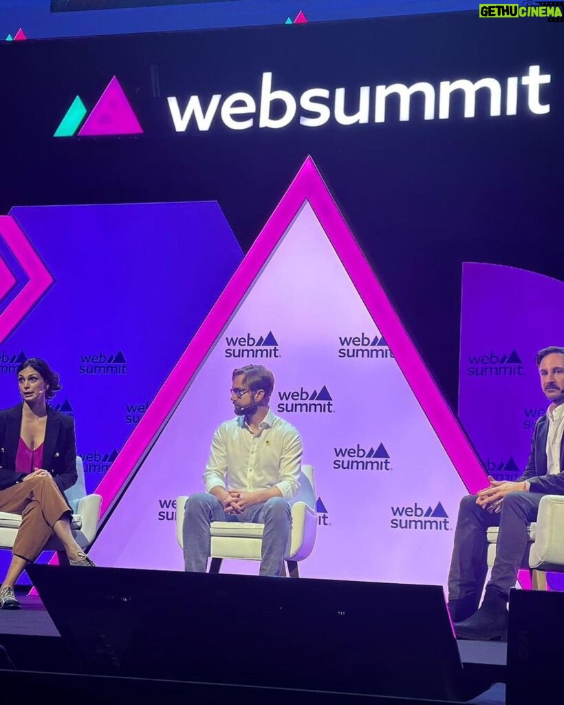 Morena Baccarin Instagram - So happy to be able to represent @rescueorg at Websummit. What they do is so inspiring and we need all the help we can get in the tech AI world to continue the reach and solutions in education and information. #aprendIA #signpost