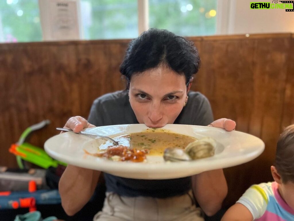 Morena Baccarin Instagram - How do YOU slurp the jus when the bread is gone?🤷🏻‍♀️ 📸 :@stufankjian