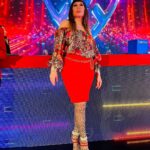 Moria Casán Instagram - Look: @ropa__bellaok y @danielcapri1978 Sandalias:@carmensteffensargentina Peluca: @miguelromano_el_condor Hair Style, Make Up e Imagen: @galosottovip Prensa: @maxi_cardaci @cardacinoe