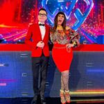 Moria Casán Instagram - Look: @ropa__bellaok y @danielcapri1978 Sandalias:@carmensteffensargentina Peluca: @miguelromano_el_condor Hair Style, Make Up e Imagen: @galosottovip Prensa: @maxi_cardaci @cardacinoe