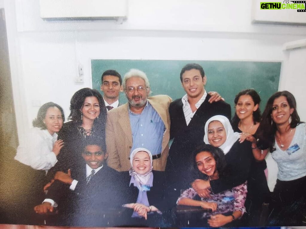 Mostafa Shaaban Instagram - At the #auc #2003 مع الاستاذ #نور_الشريف حد من الى فى الصوره دى هنا 🧐😀