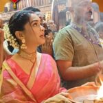 Mugdha Chaphekar Instagram - प्राची के मन की आस्था और इच्छा बप्पा करेंगे ज़रूर पूरी और इसी तरह घर बैठे आप भी लीजिए 'मुंबईचा राजा' का आशीर्वाद और बप्पा के एक्सक्लूसिव लाइव आरती का लाभ। सिर्फ़ ZEE5 ऐप पर बिलकुल फ्री। अभी डाउनलोड करें! @mugdha.chaphekar @raja_mumbaicha #GaneshGalli #GaneshUtsav #GaneshChaturthi #KumkumBhagya