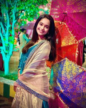 Mugdha Chaphekar Instagram - मन मेरा खींचा चला जाए तेरी ओर💚

 @taisha.official
 @rajanimakeup_studio 
 @imanilsharmaa x @starhouzz