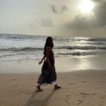 Mugdha Godse Instagram - Continuing new found Ritual to visit juhu beach…. My Master made me fall in love with the place again… ❤️❤️❤️ #gratitude #tarneivji #love #mumbai #city #life #happiness #majormissing #bellymaster #silence #joy JW Marriott Mumbai Juhu