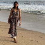 Mugdha Godse Instagram - Continuing new found Ritual to visit juhu beach…. My Master made me fall in love with the place again… ❤️❤️❤️ #gratitude #tarneivji #love #mumbai #city #life #happiness #majormissing #bellymaster #silence #joy JW Marriott Mumbai Juhu