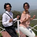 Mugdha Godse Instagram - When u have fun team working with you… This is what happens 😍🌺 @sunny_makeup_artist @sunitakedare #Shootmode #fun #love #lovemyjob #gratitude Ranikhet The Queen's Meadow - रानीखेत