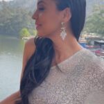 Mugdha Godse Instagram - Some fun on the sets of new film 🥰 Outfit @ashtagindia Hair @sunitakedare MUA @sunny_makeup_artist #lake #Shooting #fun #reel #uttarakhand #lovemyjob #gratitude #incredibleindia #saattaal Sattal - Nainital