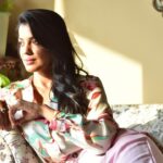 Mugdha Godse Instagram - Coffee Time 🪷☕️ Photo @mayurshedgephotography Styling @gentleman_gaga Hair @sunitakedare #Workmode #gratitude #fashion #love #photoshoot Mumbai, Maharashtra