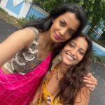 Mugdha Godse Instagram - Wedding Shenanigans 🙌❤️🤗 @anjoria @lamba3409 @kanchistan #goa Thank you @nupurkanoi @nupurkanoiofficial for this lovely pink piece of art ❤️😍 Goa