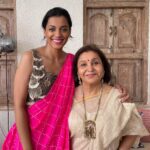 Mugdha Godse Instagram - Wedding Shenanigans 🙌❤️🤗 @anjoria @lamba3409 @kanchistan #goa Thank you @nupurkanoi @nupurkanoiofficial for this lovely pink piece of art ❤️😍 Goa
