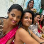Mugdha Godse Instagram - Wedding Shenanigans 🙌❤️🤗 @anjoria @lamba3409 @kanchistan #goa Thank you @nupurkanoi @nupurkanoiofficial for this lovely pink piece of art ❤️😍 Goa