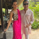 Mugdha Godse Instagram - Wedding Shenanigans 🙌❤️🤗 @anjoria @lamba3409 @kanchistan #goa Thank you @nupurkanoi @nupurkanoiofficial for this lovely pink piece of art ❤️😍 Goa