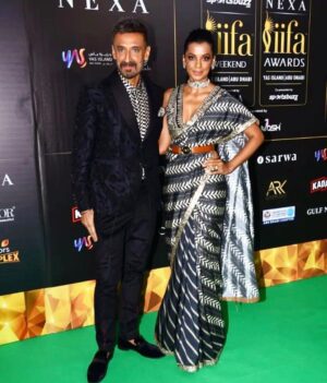 Mugdha Godse Instagram - IIFA 2022 ❤️ #abudhabi 
@iifa the weekend that was filed with fun n music 🌺
@rahuldevofficial ❤️

Designer n styling : @jjvalaya Heritage ❤️