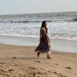 Mugdha Godse Instagram - Continuing new found Ritual to visit juhu beach…. My Master made me fall in love with the place again… ❤️❤️❤️ #gratitude #tarneivji #love #mumbai #city #life #happiness #majormissing #bellymaster #silence #joy JW Marriott Mumbai Juhu