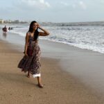 Mugdha Godse Instagram - Continuing new found Ritual to visit juhu beach…. My Master made me fall in love with the place again… ❤️❤️❤️ #gratitude #tarneivji #love #mumbai #city #life #happiness #majormissing #bellymaster #silence #joy JW Marriott Mumbai Juhu