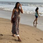 Mugdha Godse Instagram - Continuing new found Ritual to visit juhu beach…. My Master made me fall in love with the place again… ❤️❤️❤️ #gratitude #tarneivji #love #mumbai #city #life #happiness #majormissing #bellymaster #silence #joy JW Marriott Mumbai Juhu