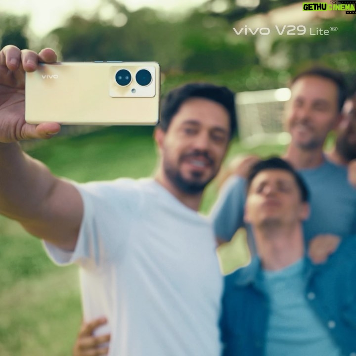 Murat Boz Instagram - Sen de EURO 2024 boyunca futbol coşkusunu vivo ile yaşa! 🎉V29 Lite ile 64MP Görüntü Sabitleme Sistemi sayesinde adrenalin dolu anlarda bile görüntü daima net ve keskin! ⚽📸 #vivo ile #HayatKutlamayaDeğer