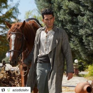 Murat Yildirim Instagram - YENİDEN BAŞLAMANIN, AŞKIN VE HÜRRİYET’İN ADIDIR “AZİZ”. Yakında @showtv de buluşmak üzere...
@azizdizisitv  @o3medya @zeyntann  @recaikaragoz