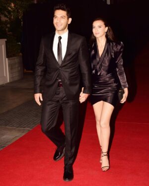 Murat Yildirim Instagram - Magazin Gazetecileri Derneği’nin düzenlediği güzel gecede “En İyi Aksiyon Erkek Oyuncu”  ve “En İyi Aksiyon Dizisi” ödülü için teşekkürler 😊 Bütün RAMO ekibimi tebrik ediyorum 👏 ve bizi her zaman destekleyen cefakar RAMO fan club teşekkürler 🙏 ve benim ödülümde çok büyük desteği olan sevgili eşim ❤️ @iman_elbani  teşekkürler...