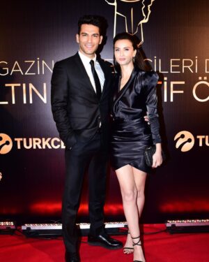 Murat Yildirim Instagram - Magazin Gazetecileri Derneği’nin düzenlediği güzel gecede “En İyi Aksiyon Erkek Oyuncu”  ve “En İyi Aksiyon Dizisi” ödülü için teşekkürler 😊 Bütün RAMO ekibimi tebrik ediyorum 👏 ve bizi her zaman destekleyen cefakar RAMO fan club teşekkürler 🙏 ve benim ödülümde çok büyük desteği olan sevgili eşim ❤️ @iman_elbani  teşekkürler...