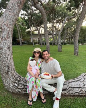 Murat Yildirim Instagram - Bugün Miray’ımız 1 yaşına girdi 😍, iyi ki doğdun meleğimiz ❤️ bütün yaşların sağlıklı ve mutlu geçsin 🌸  سنة سعيدة ياروحي ميراي