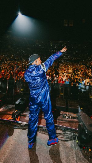 Myke Towers Instagram - Ya por fin se terminó #lveutour y les soy real ya estoy extrañando los perreo! A ORLANDO y MIAMI se les fue la mano a nivel de energía, Gracias!!! Nos vemos pronto #VLTNLM #LaFalda #youngkingz