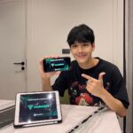 Nachat Juntapun Instagram - พักเรื่องความเซงเเมนยูเเพ้ก่อน ใครชอบเล่นเกมส์บอลเหมือนผมเข้าร่วมกิจกรรม Founders ได้เลยในเกม FIFA Mobile ลุ้นรับนักเตะ OVR สูงทันที หลังเปิดตัวเกม FC Mobile วันนี้ - 25 ก.ย. เท่านั้น! รายละเอียดเพิ่มเติมที่ https://fcmobile.sng.link/An1ol/p8ch/xj2x #FCMOBILE #FIFAMOBILE