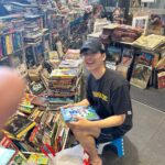 Nachat Juntapun Instagram - ปกติไม่ค่อยซื้อหนังสือ เเต่ลุงงงแก บริการดีจริงๆ ลุงถาม ดูเล่มไหนลูก ผมบอกดูเล่นๆครับ เเกบอก ดูจริงๆ เลยก็ได้ พร้อมเอาเก้าอี้ มาวางให้เเล้วบอกว่า อ่านทั้งวันได้เลยลูกไม่ต้องซื้อก็ได้ โดนเลย มาเวล 850 บาท 😂 ปล ในรูป นิ้วลุงช่ายไหมครับ 555