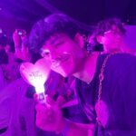 Nachat Juntapun Instagram - มีเพื่อนใหม่ ในคอนเสิร์ต ชื่อน้องเฟิร์น ที่เพื่อนเขาขายบัตรให้ผม เขาเลยมาคนเดียว 😝😝 เลยผลัดกันถ่ายรูปนะน้อง #bornpinkinbangkok