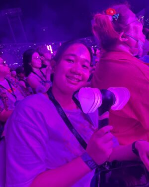 Nachat Juntapun Instagram - มีเพื่อนใหม่ ในคอนเสิร์ต ชื่อน้องเฟิร์น ที่เพื่อนเขาขายบัตรให้ผม เขาเลยมาคนเดียว 😝😝 เลยผลัดกันถ่ายรูปนะน้อง #bornpinkinbangkok