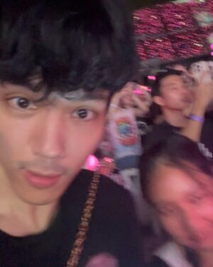 Nachat Juntapun Instagram - มีเพื่อนใหม่ ในคอนเสิร์ต ชื่อน้องเฟิร์น ที่เพื่อนเขาขายบัตรให้ผม เขาเลยมาคนเดียว 😝😝 เลยผลัดกันถ่ายรูปนะน้อง #bornpinkinbangkok