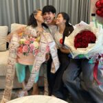 Nachat Juntapun Instagram - เเม่บอกว่าได้ ดอกไม้ในรอบ 38 ปี จะเก็บดอกไม้ไว้ยันตาย ช่วยดูรูปถัดไปนะครับ เขาเอาไปเเค่เงิน เเล้วทิ้งดอกไม้ไว้บ้านผม 😂❤️ love u @goyyog