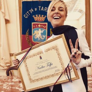 Nadia Toffa Instagram - Buongiorno amici cari oggi è una giornata speciale per me. Sono diventata cittadina onoraria di Taranto. Città martoriata e che amo e che difenderò sempre, come difenderò sempre tutte le città che in Italia vengono sfruttate e martoriate dall’inquinamento. È una promessa. Vi abbraccio e vi auguro una splendida giornata
Domani sarò al quartiere Tamburi, il più vicino all’Ilva, dove ci sono i veri guerrieri che tutti i giorni combattono dalle 14.30 sono lì per abbracciarvi tutti davanti al minibar, punto  di ritrovo dei combattenti tarantini ❤️💙🙏🏿