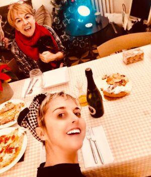 Nadia Toffa Instagram - Stasera io, la mia meravigliosa mamma e Totó ci sbafiamo gli “avanzi”. E comunque Come la pappa  di mammà niente a confronto! Hanno le mani sante ❤️ ancora buon Natale a tutti. Voi che mangiate di buono? Baci mega a tutti #natale #mamma buon Natale a tutti nuovamente 💥