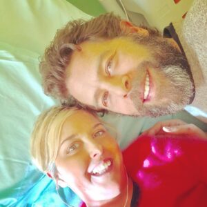 Nadia Toffa Instagram - Buongiorno amici cari! Oggi è giorno di chemioterapia. Sfoggio un bel maglione allegro e un sorriso coloratissimo. A farmi compagnia oggi una persona speciale davvero. Si chiama Marco; è un mio collega ma prima di tutto uno dei miei più cari amici. Lavoriamo gomito a gomito da un sacco di anni. Oggi mi dedica la giornata e per farlo ha dovuto disdire molti appuntamenti. Un vero amico si riconosce anche da questo; trova il tempo di starti cicino anche quando non ce l’avrebbe e ti regala allegria nel momento del bisogno. Grazie di esistere Marco; hai reso piacevole una giornata che invece sarebbe stata grigia e difficile. Ti voglio bene. La tua Toffies( Marco mi chiama così da sempre). #amiciziavera #chemioterapia #tivogliobene #marco