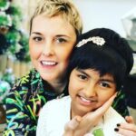 Nadia Toffa Instagram - Buongiorno miei adorati fratelli. Loro si chiamano Fateha e Mohamed .... e sono i miei vicini di casa. Ci vediamo spesso, ma oggi sono venuti a trovarmi per regalarmi l’albero di Natale.Sta nascendo una nuova generazione. Attraverso l’Integrazione e il rispetto delle culture e delle tradizioni di tutti i popoli. Il vero senso del Natale è questo ed è in tutti noi: rispetto, amore della diversità Il Natale è gioia,fratellanza e luce, pace, un sorriso, una carezza. È Natale ogni volta che permetti a Dio di amare gli altri attraverso di te. Grazie Fateha e Mohamed di aver reso speciale questa giornata. Volevo condividere con voi amici miei la mia gioia. Buona giornata e un bacio sincero e amorevole dalla vostra Nadia 🤩 #Natale #integrazione #amore #pace #diversità #rispetto