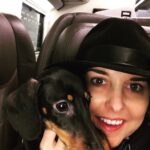 Nadia Toffa Instagram - Buongiorno a tutti! Io e totó già operative in treno per andare a pizzicare qualcuno che presto vedrete in un mio servizio ✌🏿Totó mascotte. Vedrete che lo becchiamo 💪🏿 buona giornata a voi e che la luce faccia risplendere quel che vi circonda. Un abbraccio immenso. #totó #bassotta #nana #treno #ingiroperlavoro #leiene 😎