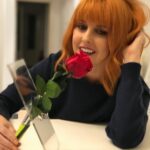 Nadia Toffa Instagram - SINGLE È una vita che ballo coi lupi, sono indomita e selvaggia. Non ho mai voluto rivelare nulla sulla mia vita sentimentale perché sono riservata … Ma vi dó un indizio… Un mio carissimo amico mi ha regalato questo. si chiama single ed è un vaso che anziché accogliere un mazzo di fiori ne porta uno solo. Stupendo! elegantissimo. A volte basta il pensiero e un fiore solo lo è. Mi sento single pur essendo innamorata, essere single è bello perché puoi scegliere tutte le sere con chi uscire… Amici o innamorato, per scegliersi ogni sera, come fosse la prima. provo tanto amore, sono innamoratissima e mi piace essere libera di scegliere il mio uomo ogni giorno, pur avendo ovviamente alternative come tutti, lui compreso…#single #libertà #scelgoOgniGiorno la persona che sta con me. Ogni giorno ho la certezza assoluta di essere stata scelta e voluta. ognuno ha casa propria…e ci si vede quando davvero si ha desiderio di stare assieme e condividere, non perché non si ha un’alternativa. Ed entrambi la pensiamo così 🙏🏿 Single non vuol dire solitudine ma libertà di scelta. Voi cosa ne pensate della singlitudine e del mio rapporto di coppia? Vi abbraccio fortissimo e buona giornata ragazzi belli. Che questo lunedì sia un buon inizio settimana