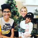 Nadia Toffa Instagram - Buongiorno miei adorati fratelli. Loro si chiamano Fateha e Mohamed .... e sono i miei vicini di casa. Ci vediamo spesso, ma oggi sono venuti a trovarmi per regalarmi l’albero di Natale.Sta nascendo una nuova generazione. Attraverso l’Integrazione e il rispetto delle culture e delle tradizioni di tutti i popoli. Il vero senso del Natale è questo ed è in tutti noi: rispetto, amore della diversità Il Natale è gioia,fratellanza e luce, pace, un sorriso, una carezza. È Natale ogni volta che permetti a Dio di amare gli altri attraverso di te. Grazie Fateha e Mohamed di aver reso speciale questa giornata. Volevo condividere con voi amici miei la mia gioia. Buona giornata e un bacio sincero e amorevole dalla vostra Nadia 🤩 #Natale #integrazione #amore #pace #diversità #rispetto