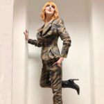Nadia Toffa Instagram - Buongiorno amici. Ieri era la giornata contro la #violenzasulledonne e rivedere il mio servizio su Erika mi ha fatto tanto male. Che strazio per lei e i suoi bimbi bruciati vivi dal compagno. Che ipocrisia consigliare alle donne di denunciare quando poi vengono abbandonate da chi dovrebbe difenderle. Riforma della giustizia subito! 🙏🏿No sconti di pena, NO scarcerazioni per buona condotta. Pene più severe! Cosa aggiungereste alla riforma? Difendiamo le nostre donne! 💓 un abbraccio a tutti e buona giornata un Grazie enorme a @antonellafrazzetta @robertofarruggia_1 @davidvanchieri @letibric @viviennewestwood