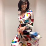 Nadia Toffa Instagram - Buongiorno stupendi È la prima volta che indosso un abito opera d’arte 🥰 quanto tempo è passato dalla vostra ultima prima volta? Amo le prime volte! hanno la magia della sorpresa, del gioco e della scoperta. Se è trascorso tanto tempo cercate oggi una prima volta da vivere 🙏🏿 per il look di ieri sera un grazie per il modello ad @antonellafrazzetta per il quadro a @lorenzomariniart per il trucco a @letibric e per i capelli castani a @robertofarruggia_1 @simonaghezzi1 e @davidvanchieri una splendida giornata a tutti 🙏🏿🤩