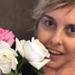 Nadia Toffa Instagram - Buonasera amici speciali; un amico è passato a trovarmi per omaggiarmi di una rosa vera. Intendo di giardino. Odora d’amicizia sincera. Che meraviglia. Grazie Roberto della bella sorpresa. Buona serata a tutti voi 😍💫 con affetto infinito vi abbraccio uno a uno