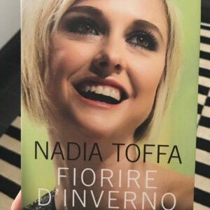 Nadia Toffa Instagram - Ecco qui Ragazzi, in questo libro vi spiego come sono riuscita a trasformare quello che tutti considerano una sfiga, il #cancro,  in un dono, un’occasione, una opportunità. 
A come riuscire a fiorire  d’inverno cioè nel periodo più difficile dell’anno. La stagione più fredda quando tutti dormono, non vivono. Stanno chiusi. Aspettano. 
E come invece abbia scoperto che questo sia diventato il momento più speciale e unico. 
Una creatura, questo libro, nata nel periodo più difficile della mia vita eppure vi inonderà di gioia. Lo troverete pieno d’amore. “FIORIRE D’INVERNO.perché non ho mai sospeso la vita per la malattia, per il cancro e nessuno dovrebbe farlo. Ecco come ci sono riuscita io. 💪🏻 E se ci sono riuscita IO......CI può riuscire chiunque. Infatti sorrido ogni giorno di più alla vita. Strano eh?! Inaspettato direi. Aspetto di sapere cosa ne pensate della storia mia vita, raccontata in questo libro in cui c’è tutta la mia intimita’ in cui  vi apro il  mio cuore ❤️
un abbraccio fortissimo dalla vostra N. #buonagiornataatutti 
#fiorireD’Inverno #inno AllaVita #nonSospendiamo la vita per colpa del #Cancro non diamogliela  vinta 💪🏼 #sorridere sempre perché noi siamo più forti. #trasformare il#cancro in un dono è possibile #💪🏻💪🏻 💪🏻
Sono stata messa alla prova con la sfida più difficile della mia vita.

Non si sa chi vincerà. Vivendo lo scoprirò controllo dopo controllo tra qualche anno. Chi ha il cancro sa di cosa parlo. 👍🏻 Aspetto di sapere cosa ne pensate della storia mia vita in un libro in cui c’è tutta. non sospendiamo  la vita per colpa del Cancro. non diamogliela  vinta 💪🏼 dobbiamo sorridere sempre  #buonagiornataatutti