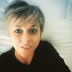 Nadia Toffa Instagram - I numeri dei femminicidi fanno venire i brividi così come la solitudine a cui vengono condannate le donne che denunciano. Chi le difende . Erica denuncia. I carabinieri “signora non può venire tutti i giorni. Si faccia un bell’elenco e ne scriviamo una di denuncia “ Lui ha dato fuoco ai bambini 😱. Che tragedia immane da non dimenticare chi difende queste donne? Dopo una settimana dono sì domiciliari 😱 orrore di stato questo  #stragidvitabili #nonlasciamolesole coi loro bambini 😳 #èorafifirebasta 🙏🏻 che ne pensate voi?