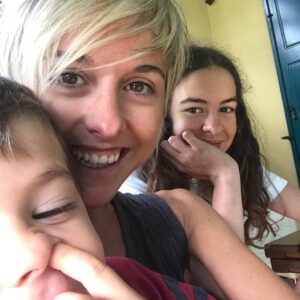 Nadia Toffa Instagram - In gita dalla happy family di mia sorella Mara ❤️ vi presento Pietro il cavernicolo. Cosa ravani?? Belli i bimbi #spontaneitá zero paranoie Alice prima liceo classico. Amore della sua zia. #zia #nipoyimeravigliosi 😍 #nupoti #sorellaspeciale 😍 #ingita #zingarella qua e là a zonzo per l’Italia. #liberta Senza orari 👍🏻 questa sì è vera vacanza. Ti fermi dove ti piace. No prenotare. #navigareavista 😬 buona giornata bella gente 😍👏🏻🙏🏻